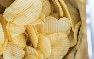 Bé trai tử vong khi nuốt phải đồ chơi trong gói khoai tây chiên