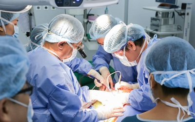 Bóc thành công khối u quái gần 2kg chèn ép vùng cổ cụ bà 81 tuổi