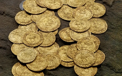 2 vợ chồng đào được số tiền vàng trị giá 16 tỷ đồng trong vườn