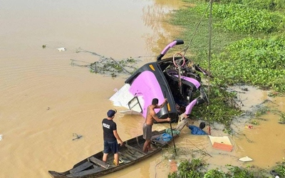 Xe buýt rơi xuống sông khiến 13 người tử vong thương tâm
