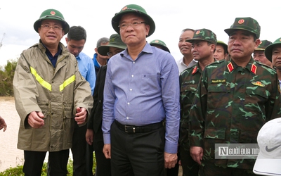 Phó Thủ tướng Lê Thành Long kiểm tra công tác khắc phục lũ lụt, động viên bà con vùng rốn lũ Gia Lai