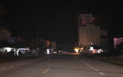 Nghệ An: Gần 1 tháng sau bão, hệ thống chiếu sáng phố phường vẫn hư hỏng nặng nề