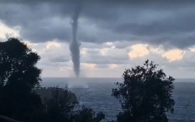 Vòi rồng khổng lồ xuất hiện trên biển khiến người dân sốc nặng