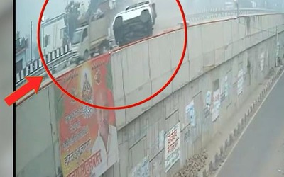 Đâm trúng xe tải, ô tô con lộn nhiều vòng trên cầu vượt