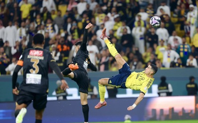 Clip: Ronaldo ghi siêu phẩm "xe đạp chổng ngược" ở tuổi 40