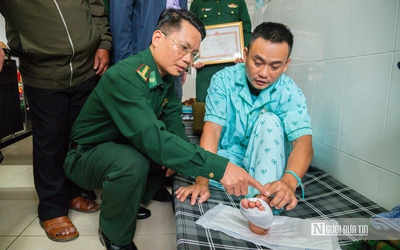 Thiếu tá biên phòng bị thương vẫn lao vào lũ dữ cứu dân