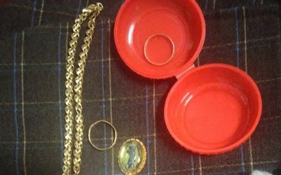 Người phụ nữ xúc động nhận lại gần nửa cây vàng để quên trong chiếc áo cũ