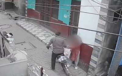 Người đàn ông bị camera ghi lại hành động gây sốc trên phố