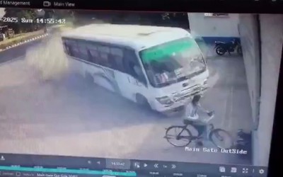 Xe buýt mất lái đâm trúng tường nhà máy sữa, 2 người thoát chết