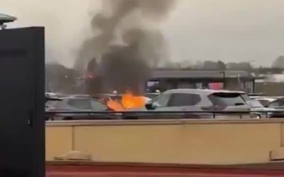 Ô tô bất ngờ bốc cháy dữ dội tại trung tâm thương mại