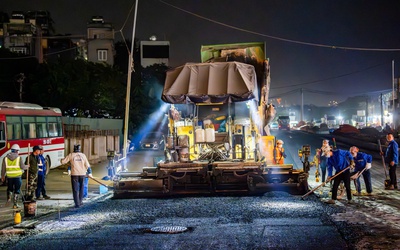 Hà Nội: Nhộn nhịp trên công trường đường nghìn tỷ thi công xuyên đêm