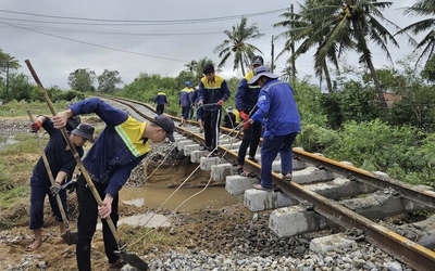 Dự kiến thông tuyến đường sắt Bắc – Nam sau 8 ngày gián đoạn do mưa lũ miền Trung