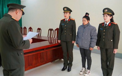 Bắt đối tượng bán giấy phép lái xe giả cho người không biết chữ