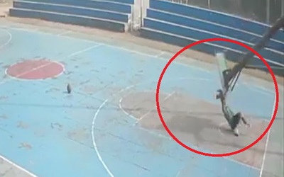 Trụ bóng rổ bất ngờ đổ sập, đè tử vong nam thiếu niên