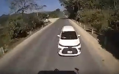 Clip: Ô tô 7 chỗ đâm trực diện xe đầu kéo khiến 4 người tử vong