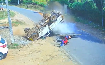 Xe bán tải nổ lốp, lật nghiêng rồi đè trúng nhiều công nhân
