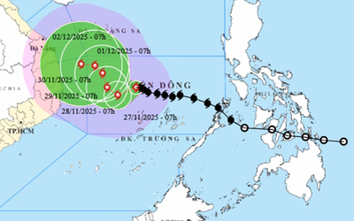 Bão số 15 Koto mạnh 4 cấp sau hơn 1 ngày vào Biển Đông, hướng đi "dị thường"