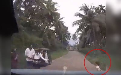 Đột ngột chạy qua đường, đứa trẻ suýt bị xe ô tô tông trúng