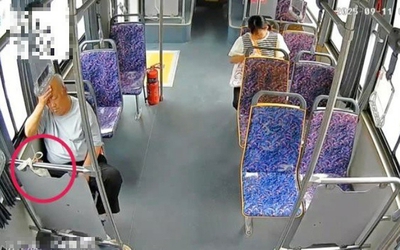 Ngủ gật trên xe buýt, cụ ông 70 tuổi đánh mất bọc tiền hơn 10 tỷ diễn biến sau đó quá bất ngờ