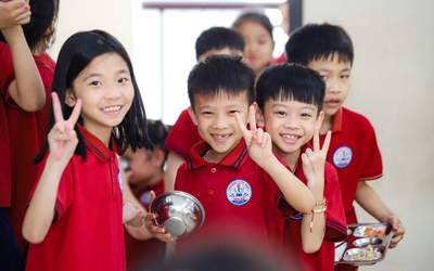 Phí đón con muộn - gửi sớm và hàng loạt khoản thu đối với phụ huynh Hà Nội