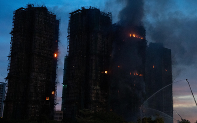 Hỏa hoạn nghiêm trọng ở Hồng Kông: Lửa cháy xuyên đêm, hé lộ nguyên nhân đám cháy lan nhanh