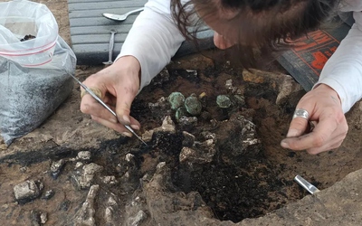 Khai quật ngôi mộ cổ, tìm thấy "kho báu" bằng vàng quý giá