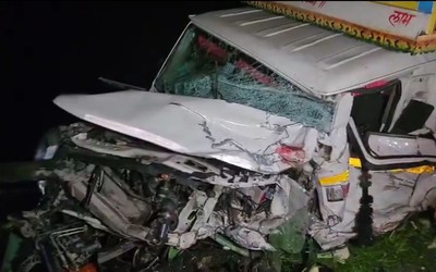 6 người tử vong khi xe bán tải va chạm trực diện với xe ô tô con