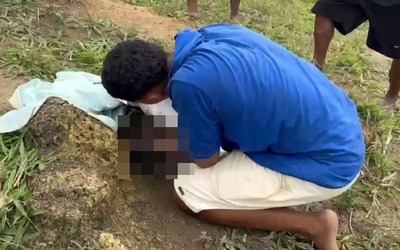 Nghe thấy tiếng khóc trong bụi rậm, người dân lại kiểm tra thì sốc nặng