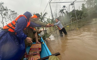 Hàng ngàn nhà dân ở Hà Tĩnh vẫn bị nước lũ bủa vây