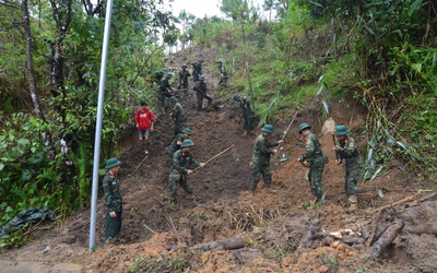 Bộ đội băng rừng, mở đường cứu trợ người dân vùng sạt lở ở Quảng Ngãi