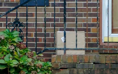 Người phụ nữ sốc nặng khi thấy tay người trong gói hàng mới nhận