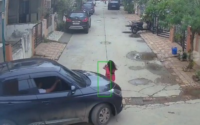 Bé gái bị ô tô tông trúng, cuốn vào gầm xe và cái kết