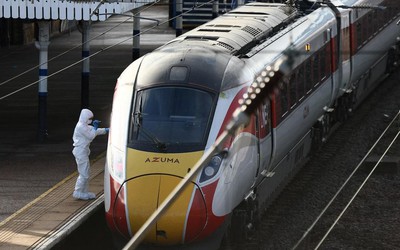 Cảnh sát Anh điều tra vụ tấn công bằng dao trên tàu hoả