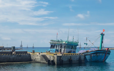 Hải quân hỗ trợ sửa chữa tàu cá giúp ngư dân tiếp tục vươn khơi