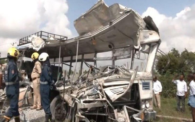 Xe ben chở sỏi đâm trực diện xe buýt khiến 20 người tử vong