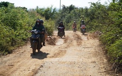 Đường gần 20 tỷ ở Quảng Ngãi xuống cấp, người dân miền núi “nín thở” mỗi lần đi qua