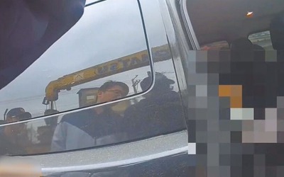 Ngửi thấy mùi hôi phía sau ô tô, tài xế quay đầu lại xem thì sốc nặng