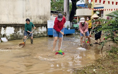 Một tuần 3 lần dọn bùn đất trong nhà, người dân Quảng Ngãi chật vật chống lũ