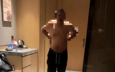 Đang ngủ trong khách sạn, cặp đôi sốc nặng khi thấy người lạ đứng cạnh giường