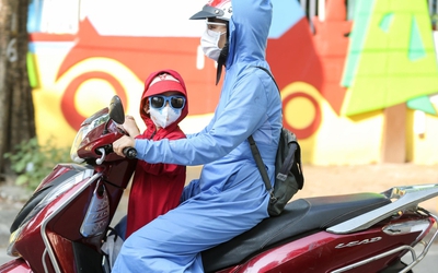 Cho trẻ em ngồi phía trước xe máy có thể bị phạt đến 10 triệu đồng