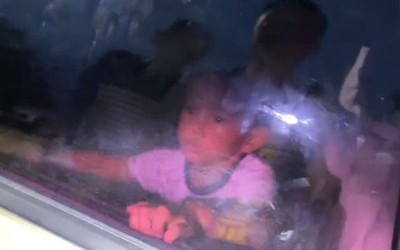 Cha đi mua sắm, bé trai vô tình nhốt mình trong xe ô tô