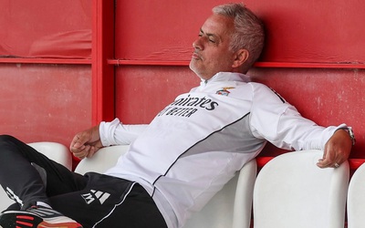 Benfica tiết lộ thông tin bất ngờ về HLV Mourinho