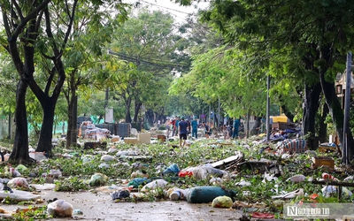 VIDE0: Lời nhắn gửi của công nhân môi trường trước “biển rác” sau khi lũ rút ở Huế