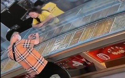 Bắt giữ 2 thanh niên cướp tiệm vàng ở TP.HCM