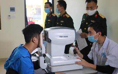 Đeo kính cận có được đi nghĩa vụ quân sự không?