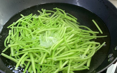 Đừng chỉ ăn củ, lá loại cây này quý như "nhân sâm người nghèo", ở quê rất nhiều bỏ qua quá phí