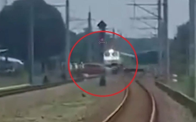 Tàu hỏa đâm trúng ô tô và xe máy khiến 3 người tử vong