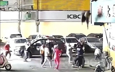 Say rượu, người phụ nữ rơi khỏi mái nhà và cái kết