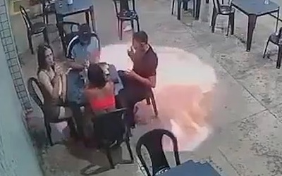 Người đàn ông suýt chết vì thói quen nguy hiểm tại trạm xăng