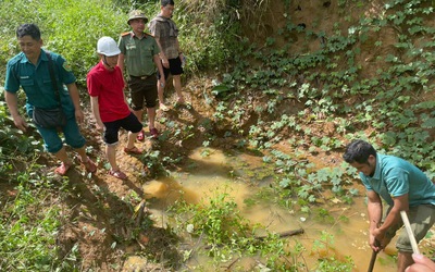 Sạt lở nghiêm trọng, đường vào làng du lịch Quảng Ngãi bị vùi lấp